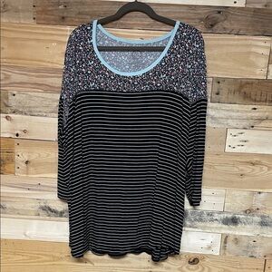 Maurice’s size 3 Black with White Stripes Floral Block 3/4 Sleeve Crewneck Shirt